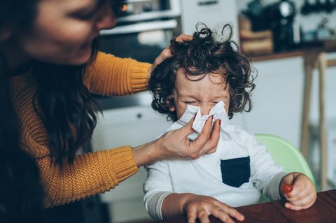 Kinder und Infekte: Mutter putzt Kind die Nase