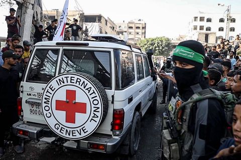Mitglieder der Hamas übergeben einige israelischen Geiseln an Teams des Internationalen Komitees