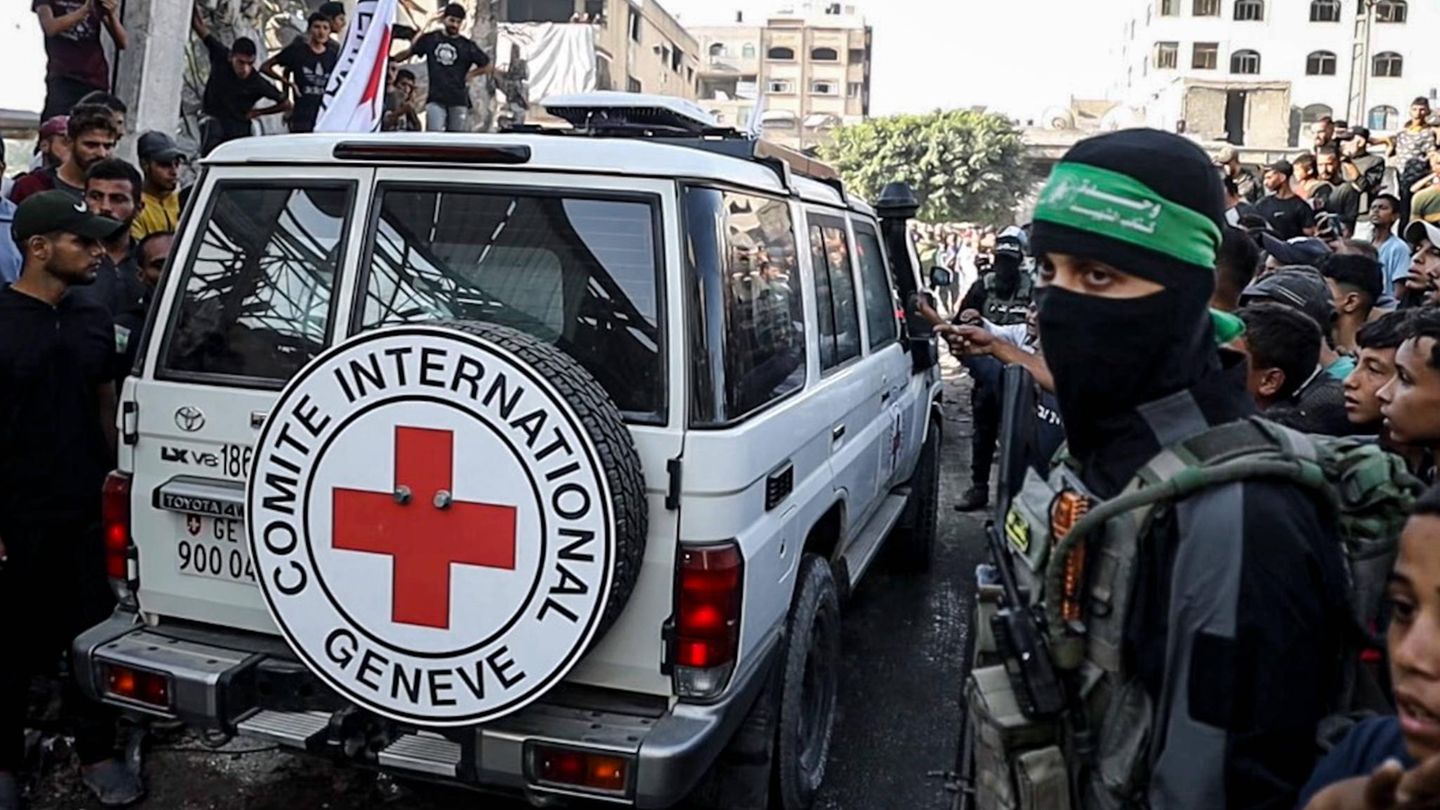 Mitglieder der Hamas übergeben einige israelischen Geiseln an Teams des Internationalen Komitees