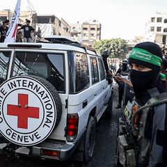 Mitglieder der Hamas übergeben einige israelischen Geiseln an Teams des Internationalen Komitees