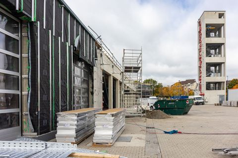 Noch laufen die Arbeiten - nach dem verheerenden Brand will die Feuerwehr Stadtallendorf bald wieder in ihre wiederaufgebaute Fe