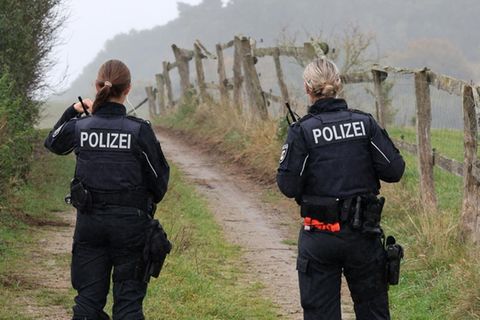 Polizisten sperren einen Weg zum Fundort einer Kinderleiche bei Klein Upahl in der Nähe von Güstrow