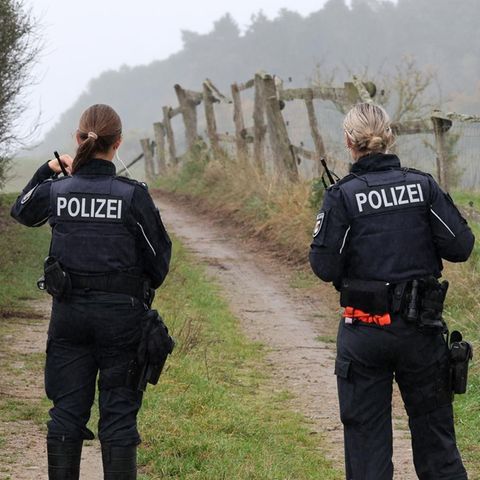 Polizisten sperren einen Weg zum Fundort einer Kinderleiche bei Klein Upahl in der Nähe von Güstrow