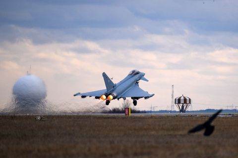 Die deutsche Luftwaffe unterstützt den Schutz der Ostflanke mit Eurofightern. (Archivbild) Foto: Bernd von Jutrczenka/dpa