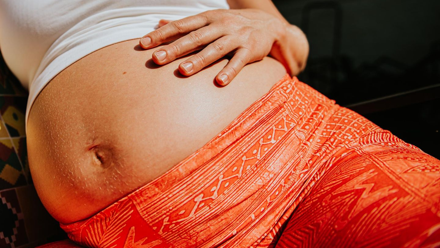 Covid-19-Impfung während der Schwangerschaft? Eine Schwangere hält sich den Bauch Covid-19-Impfung während der Schwangerschaft? Eine Schwangere hält sich den Bauch