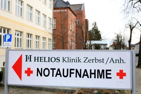 Wie geht es weiter für die Beschäftigten der Klinik? (Archivbild) Foto: Peter Gercke/dpa-Zentralbild/dpa
