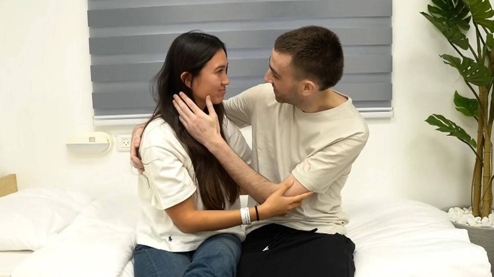 Noa Argamani und ihr Partner Avinatan Or konnten sich am Montag nach zwei Jahren der Trennung wieder in die Arme schließen