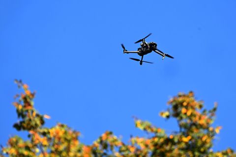Über Miesbach dürften am Samstagnachmittag gleich mehrere Drohnen zu sehen sein. (Symbolbild) Foto: Felix Hörhager/dpa