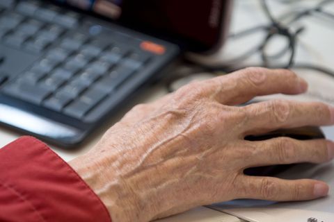Wer auch im Alter arbeitet, soll bis zu 2.000 Euro steuerfrei verdienen können. (Symbolbild) Foto: Tim Brakemeier/dpa