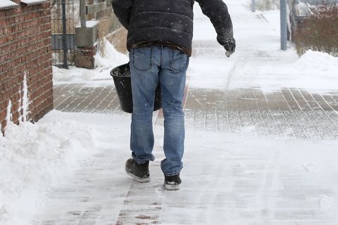 Eine Frau aus Hessen war vor ihrem Haus auf einem vereisten Weg gestürzt. (Symbolbild) Foto: Bodo Marks/dpa