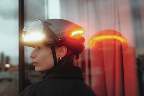 Fahrradhelm mit Beleuchtung: Frau trägt einen mit LED bestückten Helm