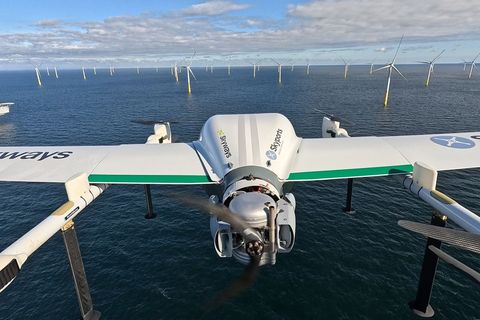 RWE hat autonom fliegende Drohnen getestet, die Material zu Windrädern auf See bringen können. Foto: Skyports/RWE/dpa