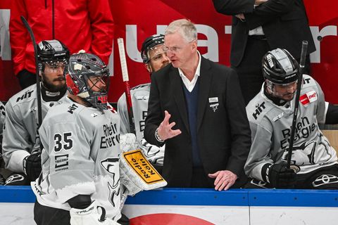 Chefcoach Kari Jalonen führte die Haie ins Play-Off-Finale. Foto: Armin Weigel/dpa