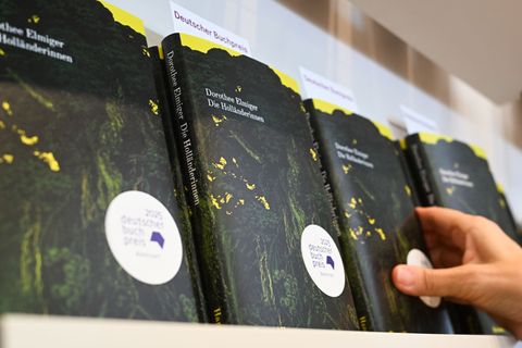 Es dürfte eines der aktuell gefragtesten Bücher sein, doch wer den Roman kaufen will, sucht mitunter vergeblich nach "Die Hollän