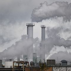 Rauch steigt aus den Schloten eines Papierwerks.