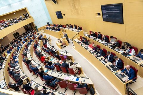 Bei der letzten Sitzung vor der Sommerpause kam es zum Eklat im bayerischen Landtag. (Archivbild) Foto: Peter Kneffel/dpa