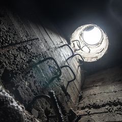 Blick von unten durch einen Gullideckel Blick von unten durch einen Gullideckel