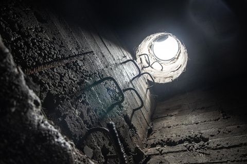 Blick von unten durch einen Gullideckel Blick von unten durch einen Gullideckel