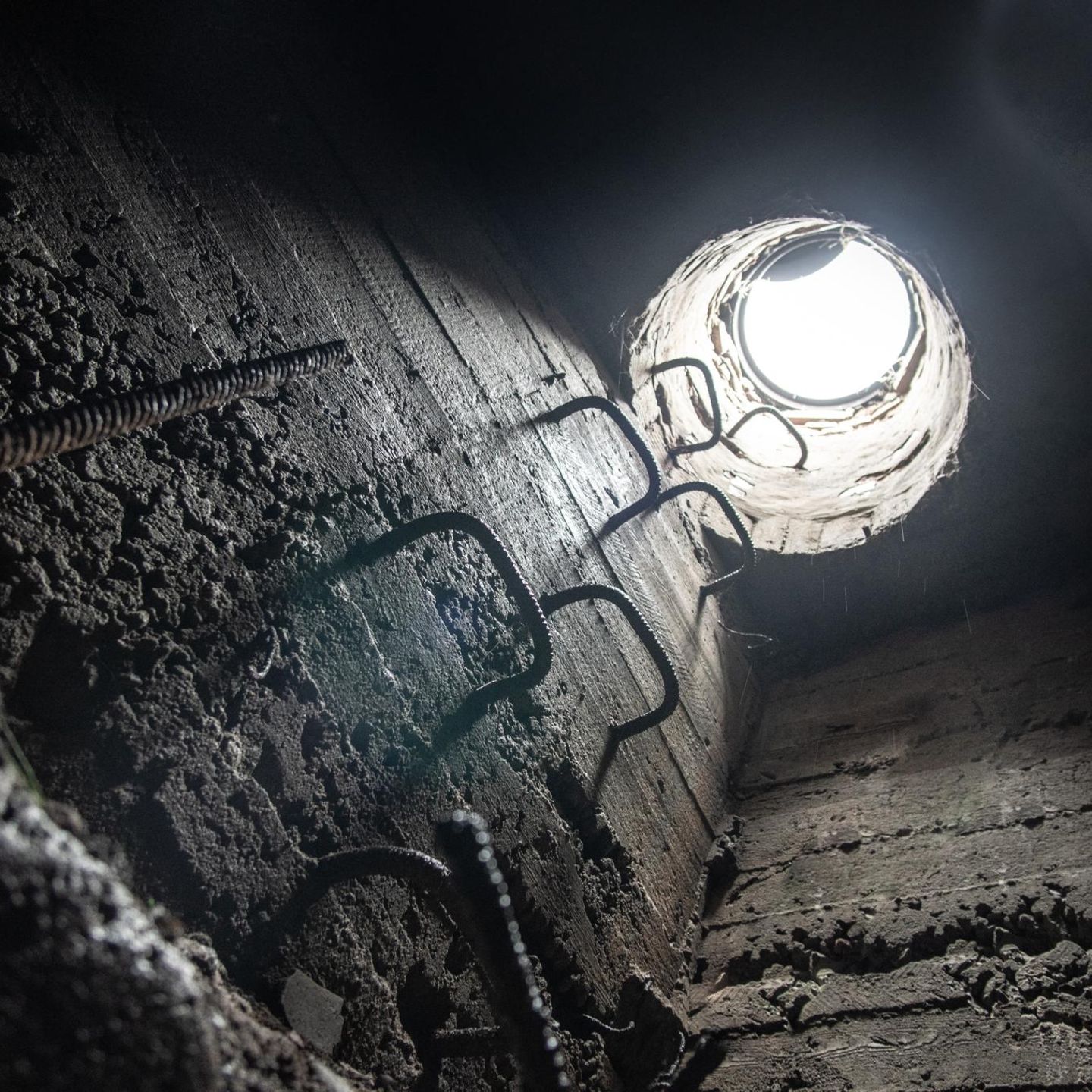 Blick von unten durch einen Gullideckel