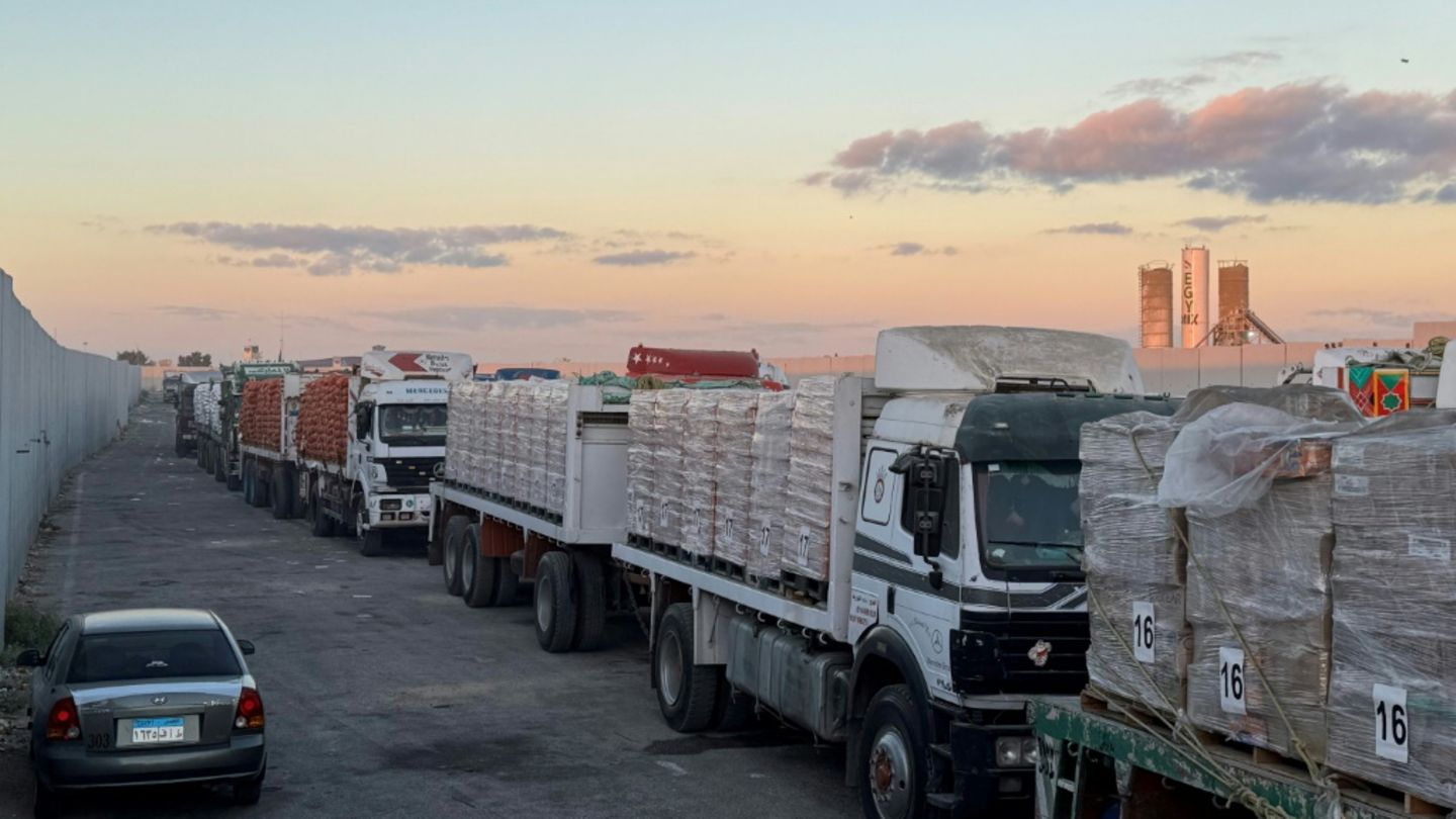 Lkw mit Hilfsgütern auf der ägyptischen Seite des Grenze