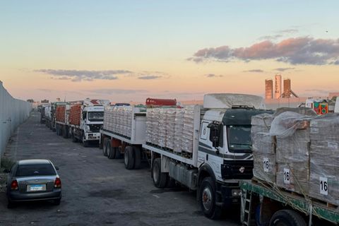 Lkw mit Hilfsgütern auf der ägyptischen Seite des Grenze