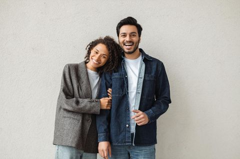Mann und Frau tragen Modetrends 2025