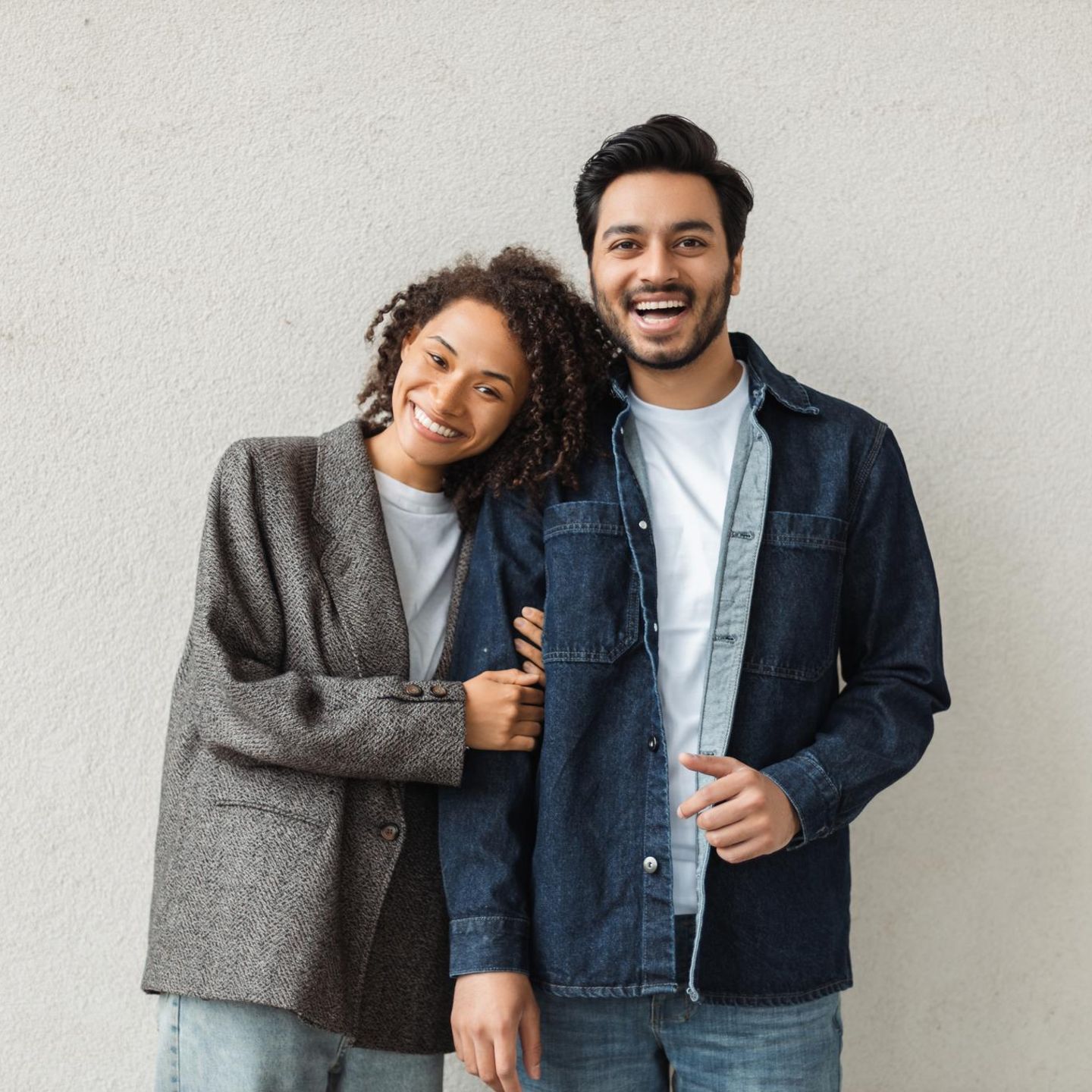 Mann und Frau tragen Modetrends 2025