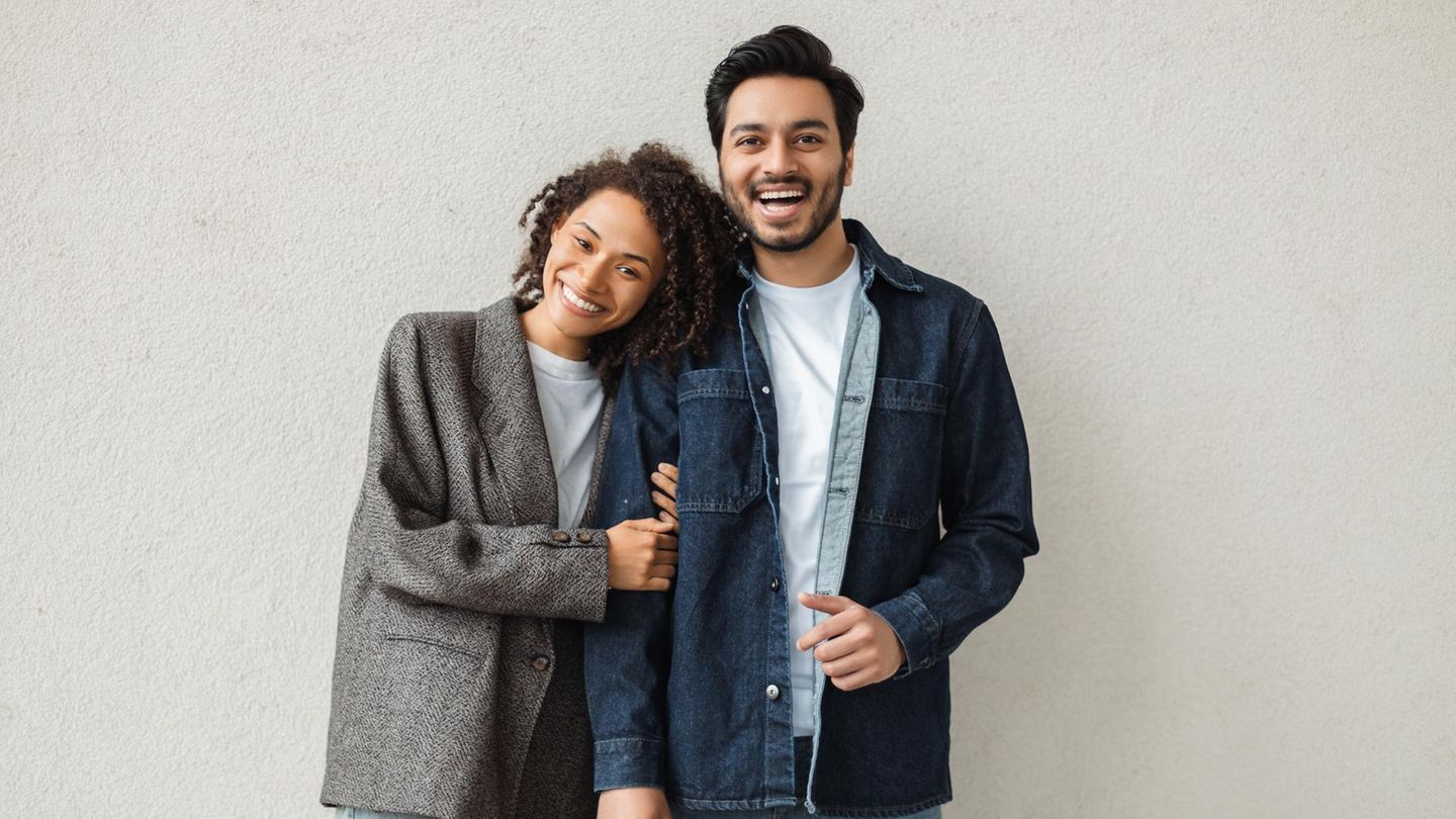 Mann und Frau tragen Modetrends 2025