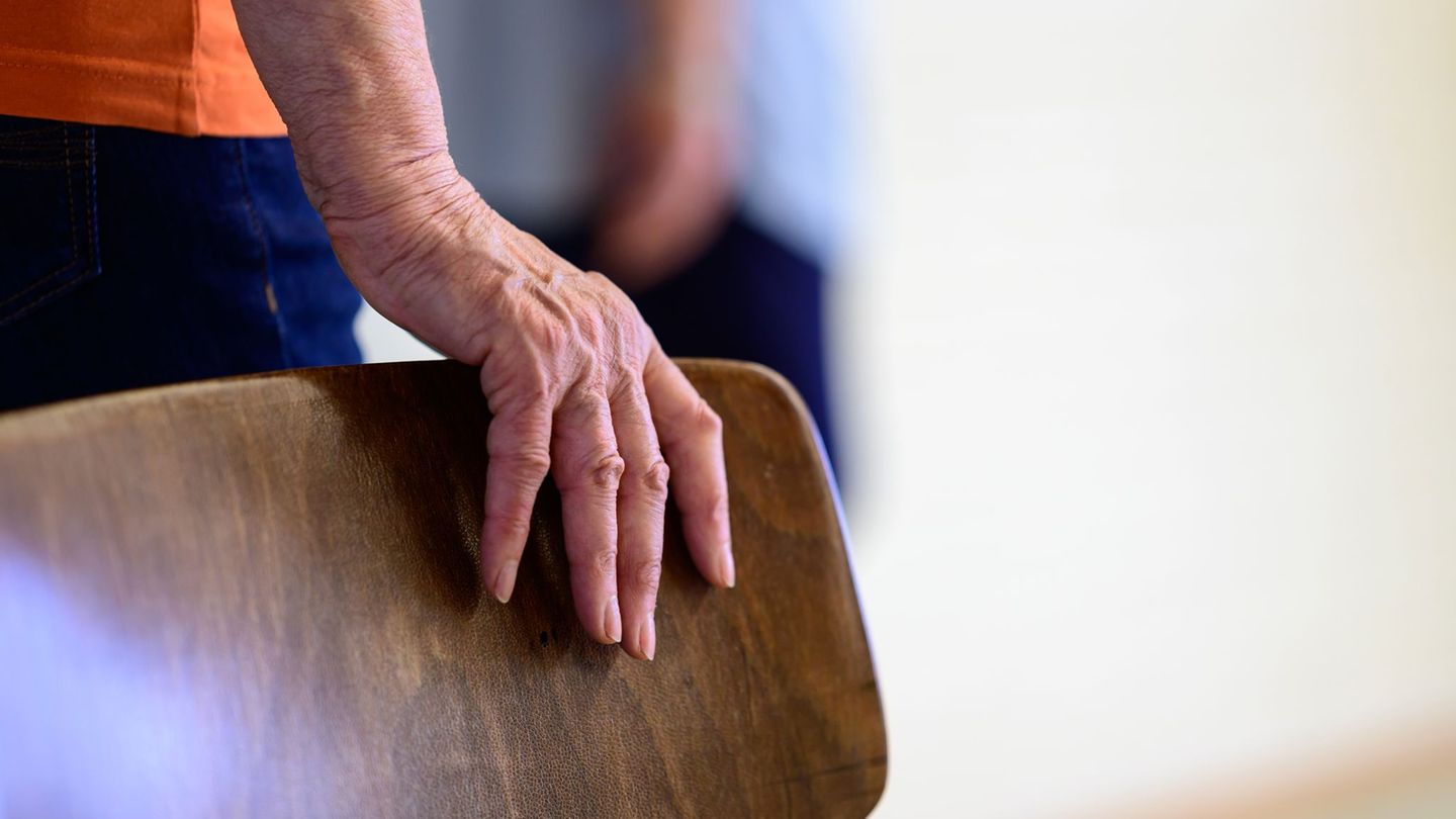 Frauen sind häufiger von Osteoporose betroffen als Männer. (Symbolbild) Foto: Philipp Schulze/dpa