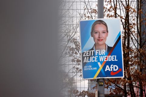 AfD-Chefin Alice Weidel auf einem Wahlplakat in Köln