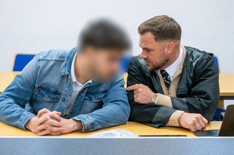 Der 28-Jährige spricht im Verhandlungssaal des Landshuter Landgerichts mit seinem Verteidiger André Miegel. Foto: Armin Weigel/d