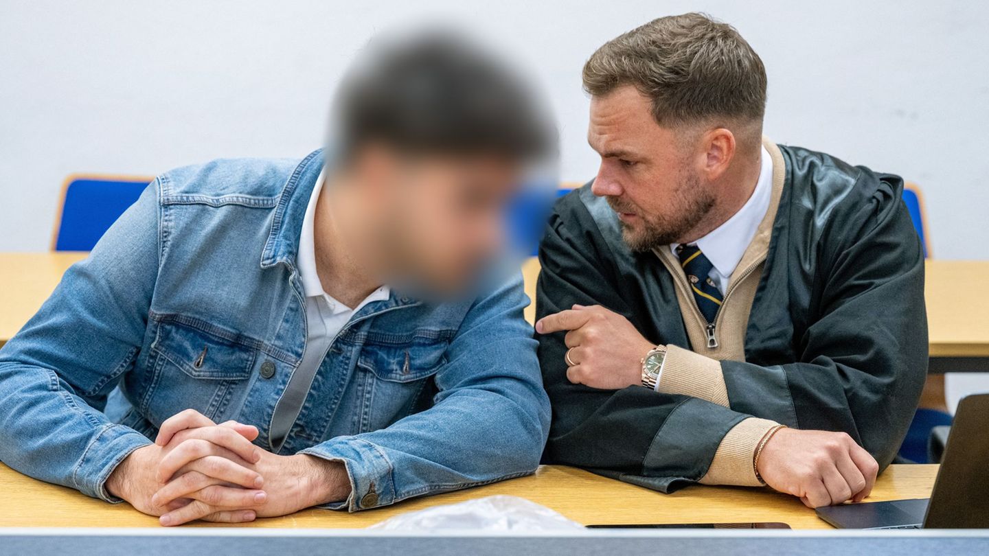 Der 28-Jährige spricht im Verhandlungssaal des Landshuter Landgerichts mit seinem Verteidiger André Miegel. Foto: Armin Weigel/d