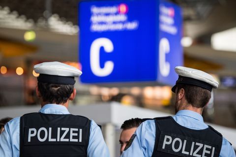 Wegen einer Bombendrohung schloss die Polizei am Frankfurter Flughafen einen Mann von seinem gebuchten Flug aus. Foto: picture a