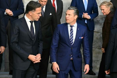 Rutte (l.) und Hegseth am Mittwoch in Brüssel