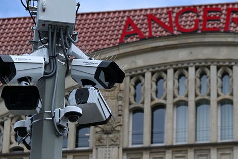 Nach langer Verzögerung wegen datenschutzrechtlichen Bedenken geht die Videoüberwachung auf dem Erfurter Anger nun in Betrieb. (