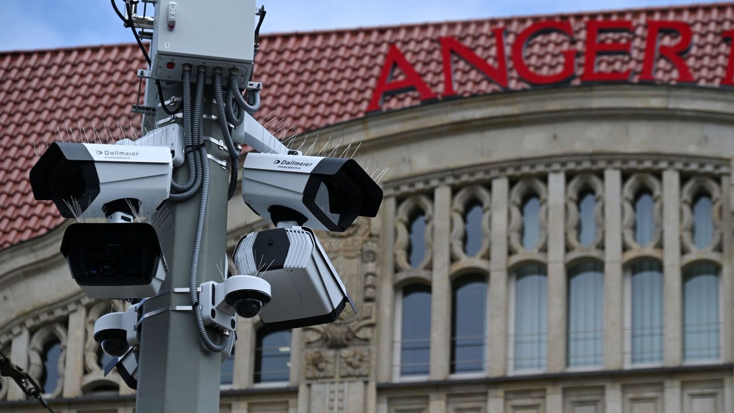 Nach langer Verzögerung wegen datenschutzrechtlichen Bedenken geht die Videoüberwachung auf dem Erfurter Anger nun in Betrieb. (