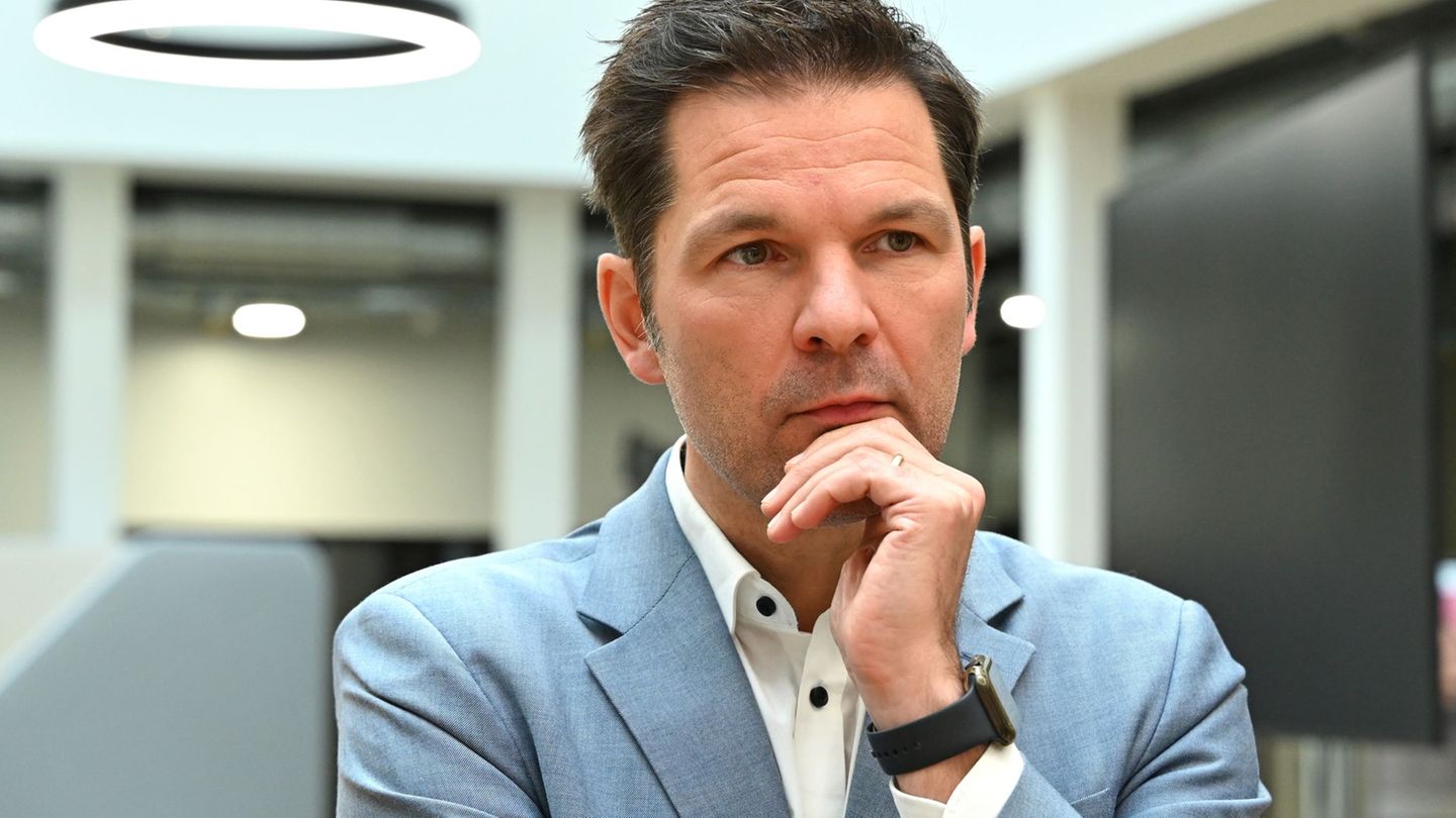 SPD-Politiker Steffen Krach hat als junger Mann Zivildienst gemacht. Foto: Elisa Schu/dpa
