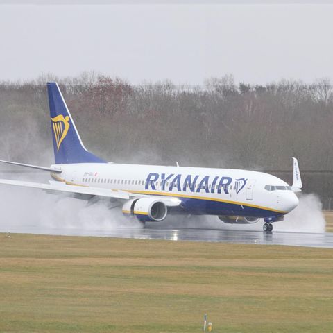 Eine Boeing 737-800 AS von Ryanair landet auf Flughafen Lübeck