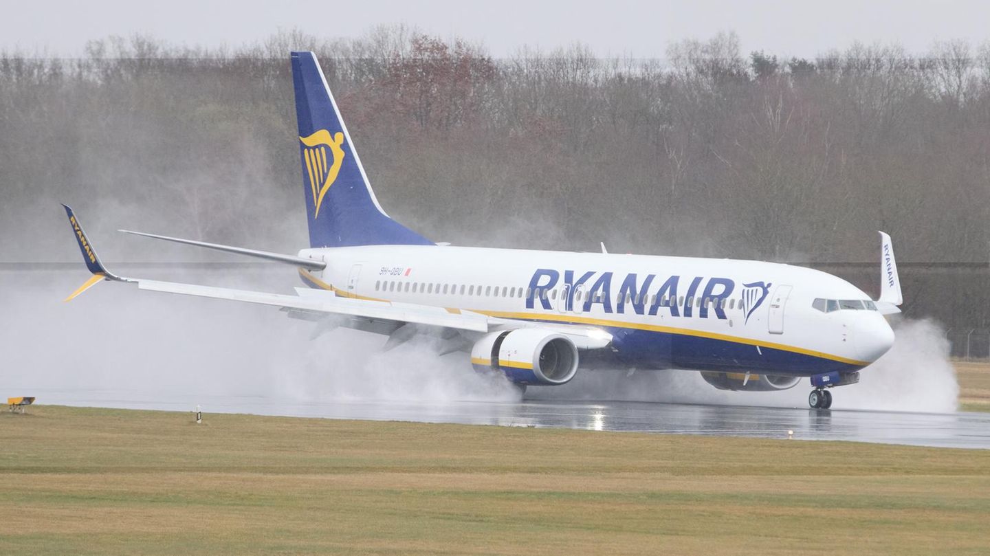 Eine Boeing 737-800 AS von Ryanair landet auf Flughafen Lübeck