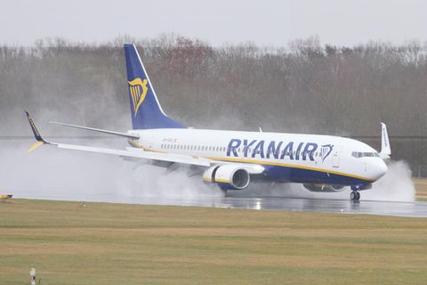 Eine Boeing 737-800 AS von Ryanair landet auf Flughafen Lübeck