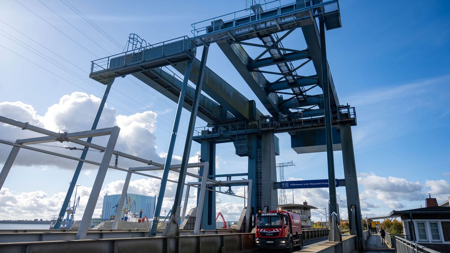 Die Störung an der Ziegelgrabenbrücke in Stralsund (Landkreis Vorpommern-Rügen) ist behoben worden. (Archivbild) Foto: Stefan Sa
