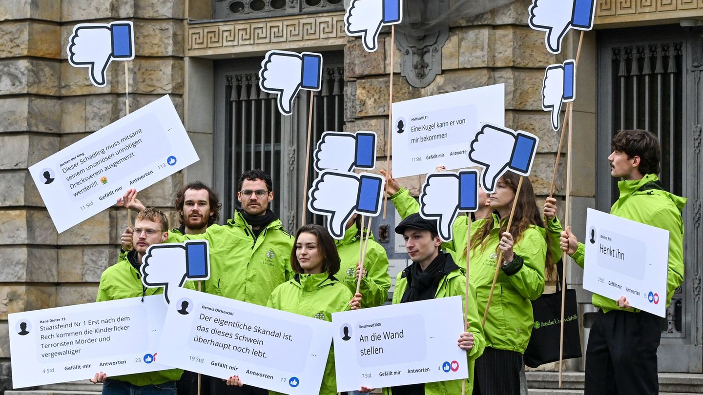 Demonstranten der Deutschen Umwelthilfe (DUH) stehen mit Plakaten vor dem Kammergericht Berlin. Foto: Jens Kalaene/dpa