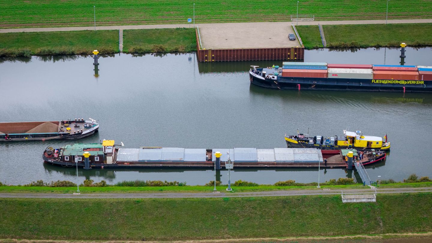 Das Binnenschiff drohte zeitweise zu sinken. Foto: Sina Schuldt/dpa