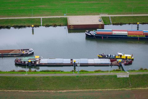 Das Binnenschiff drohte zeitweise zu sinken. Foto: Sina Schuldt/dpa