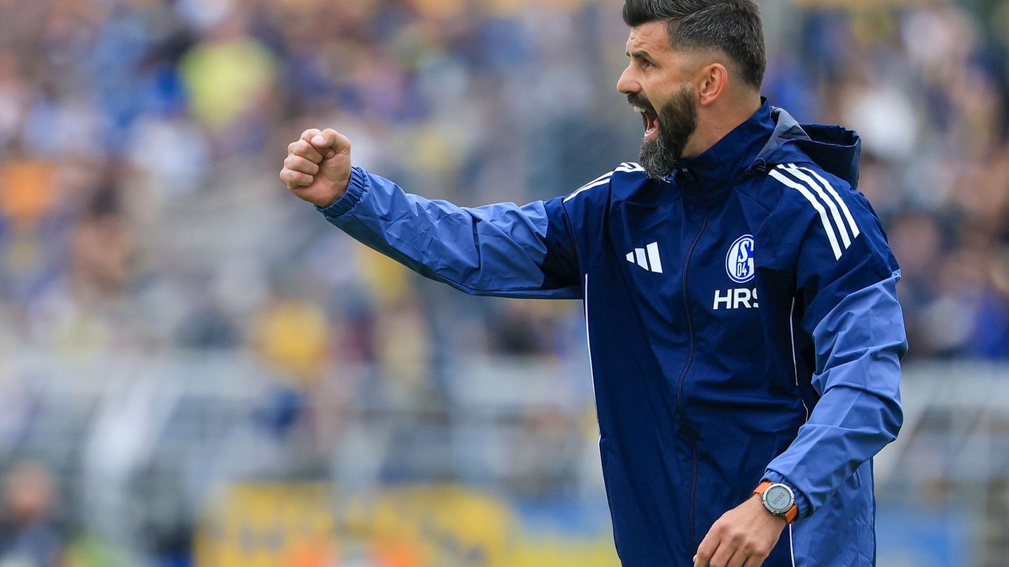 Trainer Miron Muslic will mit Schalke 04 den vierten Liga-Sieg in Serie. Foto: Jan Woitas/dpa