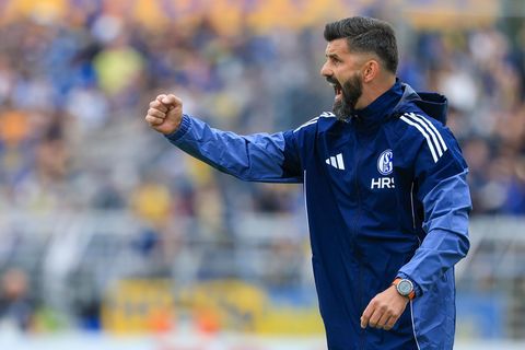 Trainer Miron Muslic will mit Schalke 04 den vierten Liga-Sieg in Serie. Foto: Jan Woitas/dpa