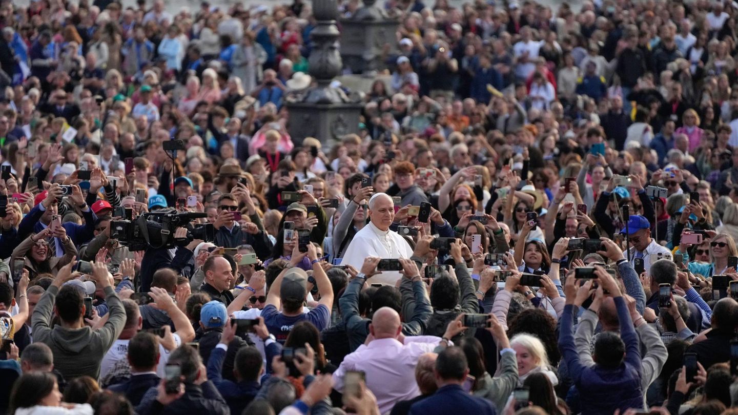 Vatikanstadt, Vatikan. Papst Leo XIV. kommt zu seiner wöchentlichen Generalaudienz auf dem Petersplatz an. Wie immer sind auch zahlreiche Zuschauer dabei. Und der Pontifex scheint sein Bad in der Menge zu genießen