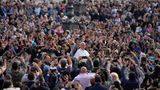 Vatikanstadt, Vatikan. Papst Leo XIV. kommt zu seiner wöchentlichen Generalaudienz auf dem Petersplatz an. Wie immer sind auch zahlreiche Zuschauer dabei. Und der Pontifex scheint sein Bad in der Menge zu genießen