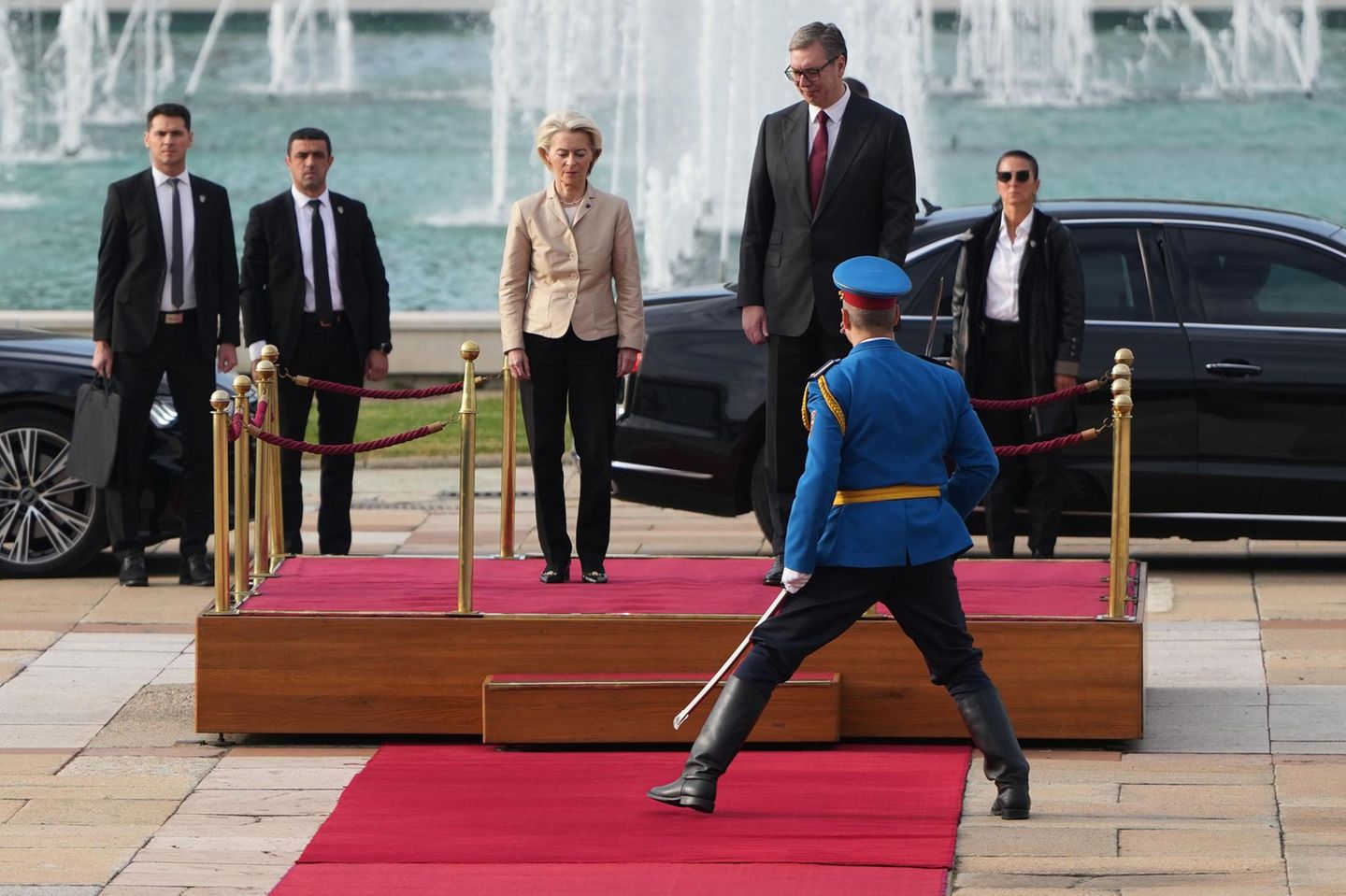 15. Oktober: Sicherer Stand Belgrad, Serbien. Ursula von der Leyen, Präsidentin der Europäischen Kommission (3. v. l.), wird vom serbischen Präsidenten Aleksandar Vucic (neben von der Leyen) begrüßt. Standesgemäß zollt auch die Ehrengarde Tribut. Ein Fotograf erwischte einen der Gardisten dabei in einer etwas ... ungewöhnlichen Pose