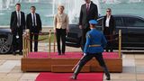 Belgrad, Serbien. Ursula von der Leyen, Präsidentin der Europäischen Kommission (3. v. l.), wird vom serbischen Präsidenten Aleksandar Vucic (neben von der Leyen) begrüßt. Standesgemäß zollt auch die Ehrengarde Tribut. Ein Fotograf erwischte einen der Gardisten dabei in einer etwas ... ungewöhnlichen Pose